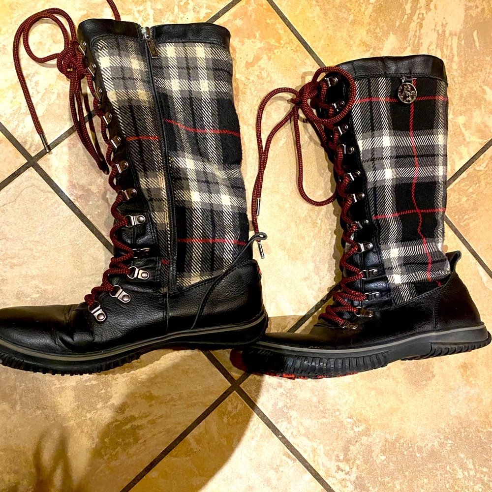 Woman’s Pajar plaid boots. Waterproof.